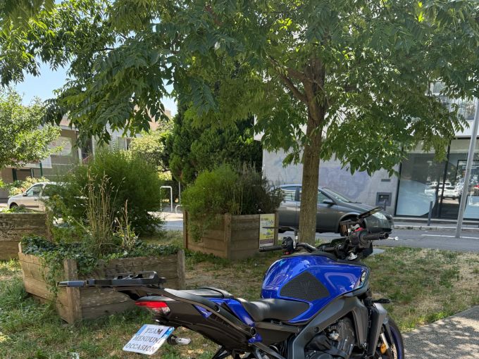 YAMAHA MT-09  Y-AMT 4