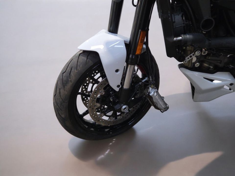 DUCATI MONSTER 937 4