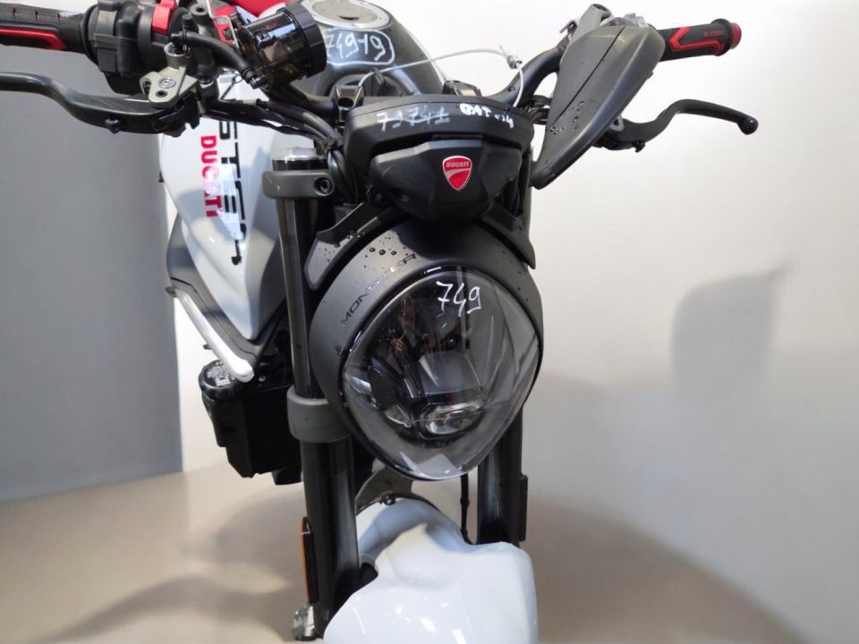 DUCATI MONSTER 937 4