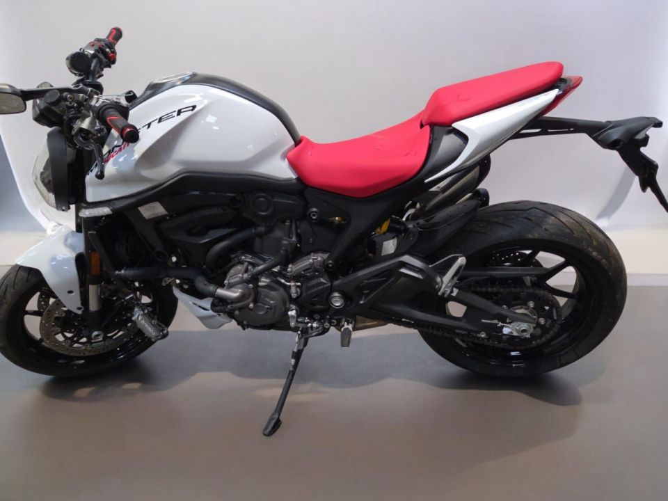DUCATI MONSTER 937 4