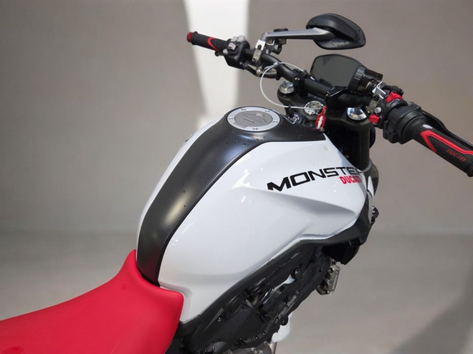 DUCATI MONSTER 937 4