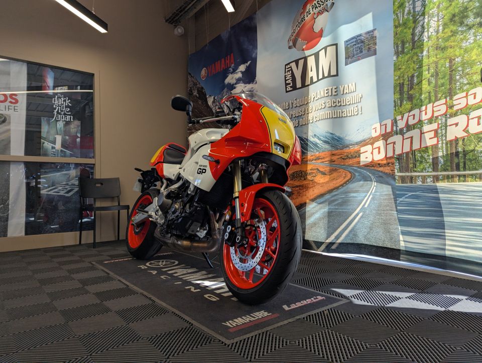 YAMAHA XSR 900 GP 4