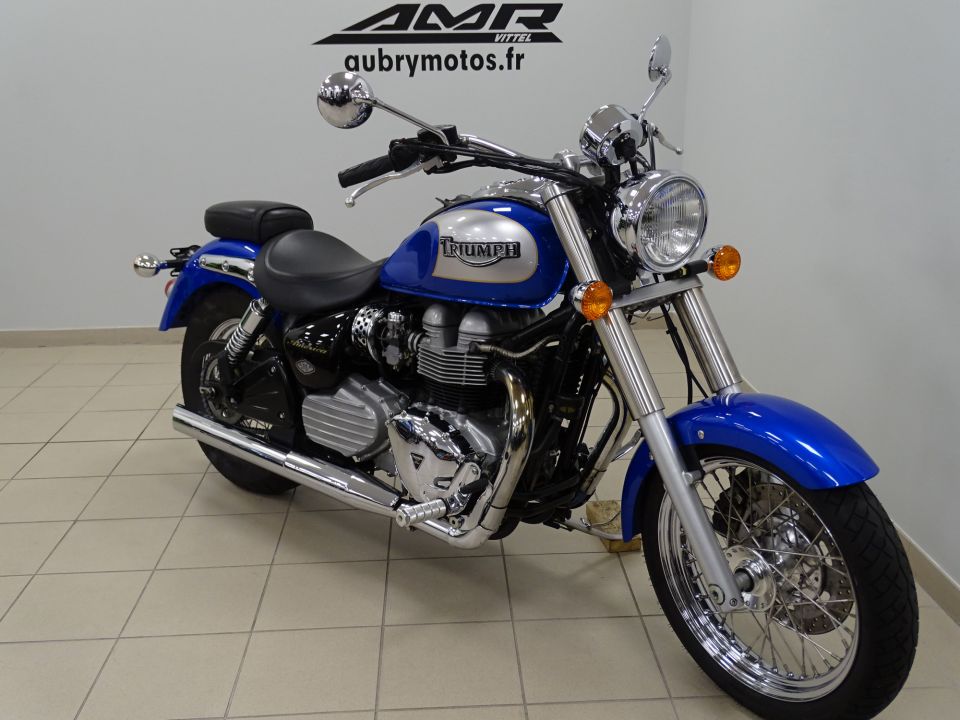 TRIUMPH BONNEVILLE AMERICA 800 4