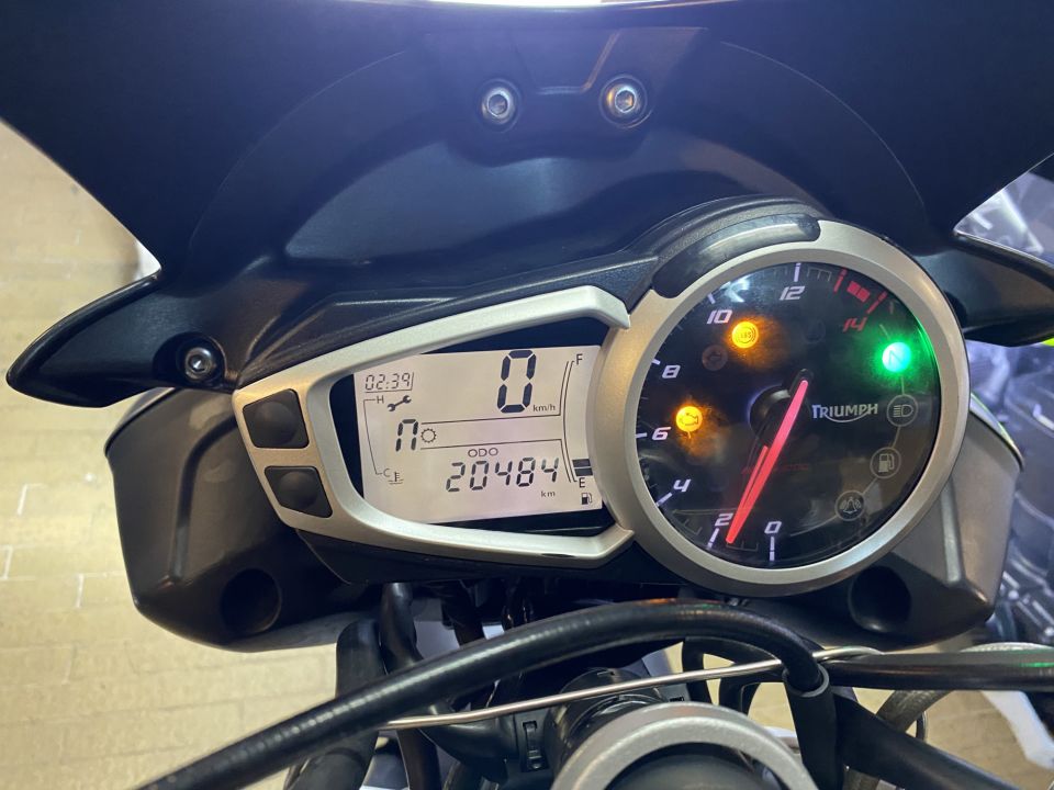 TRIUMPH STREET TRIPLE 675 R 4