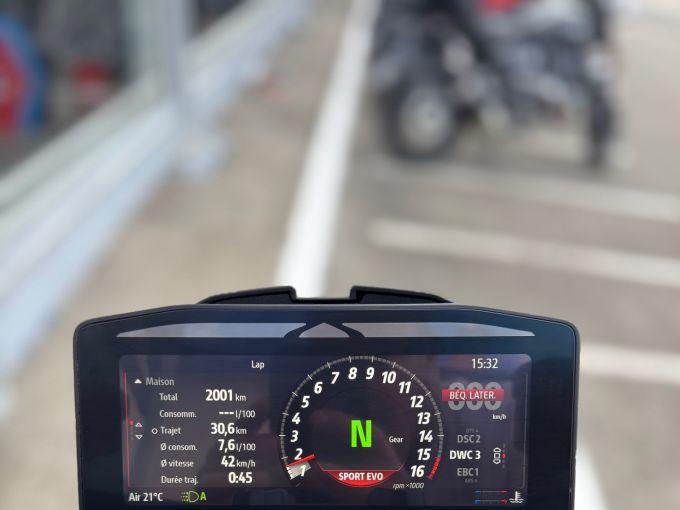 DUCATI STREETFIGHTER V4S 4