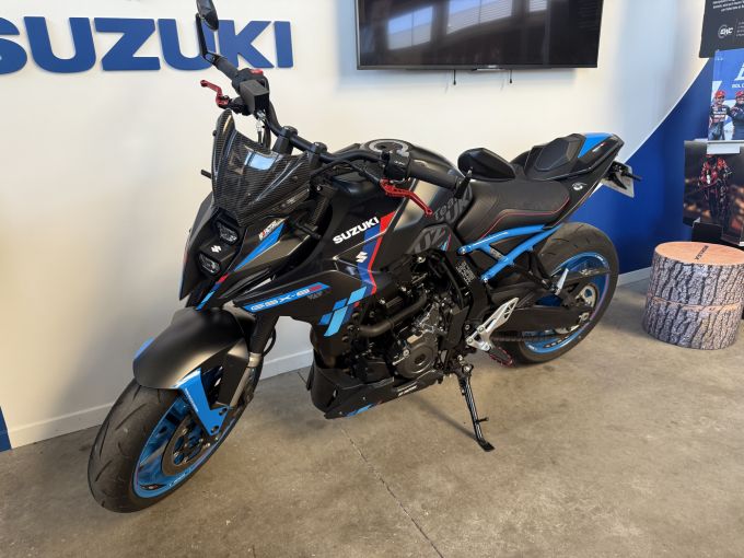 SUZUKI GSX-8S 4