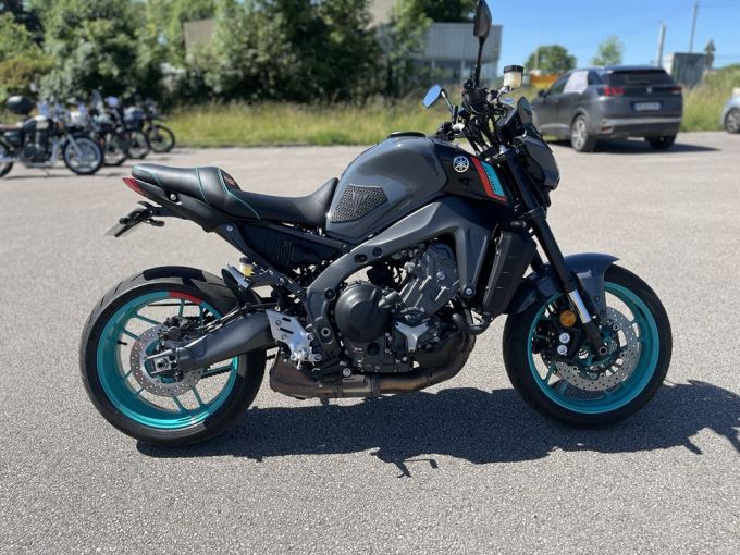 YAMAHA MT-09 4