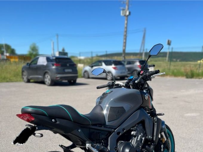 YAMAHA MT-09 4