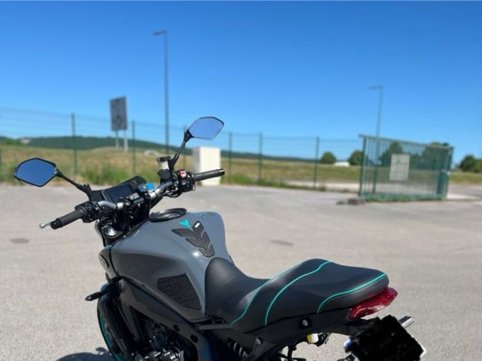 YAMAHA MT-09 4