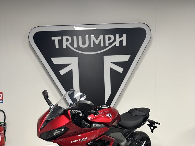 TRIUMPH 	DAYTONA 660 4