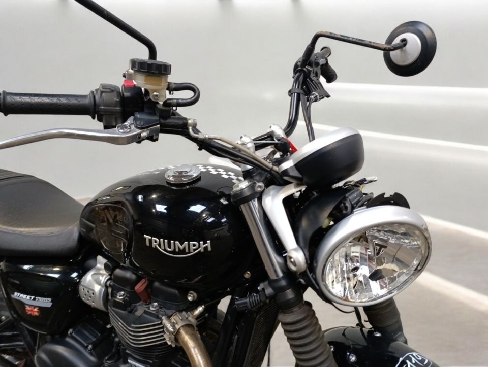 TRIUMPH STREET TWIN  900 4