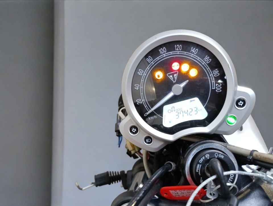 TRIUMPH STREET TWIN  900 4