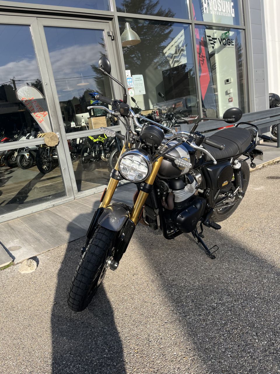 ROYAL ENFIELD INTERCEPTOR 4