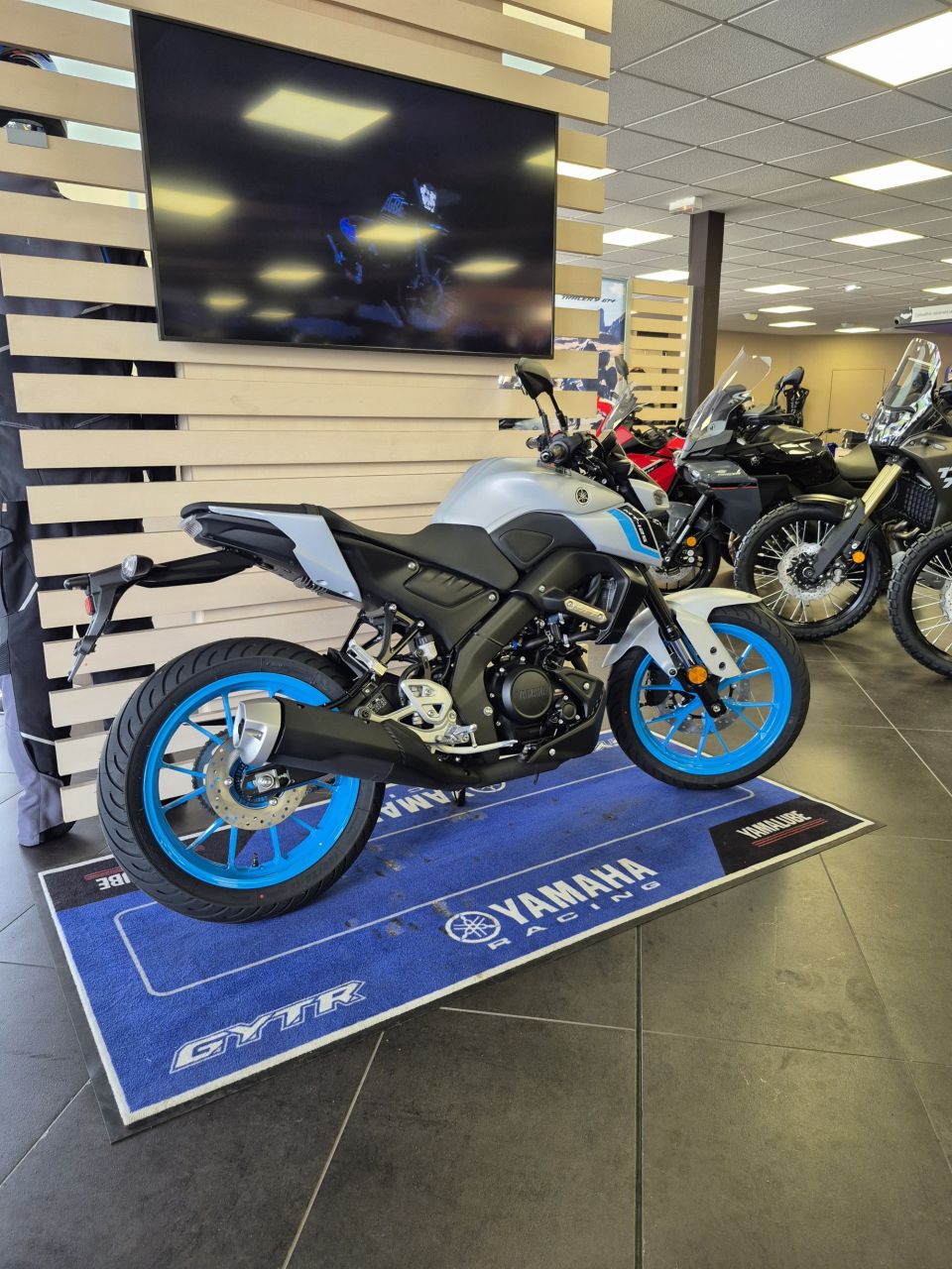 YAMAHA MT-125 4