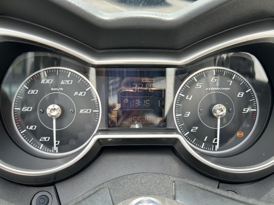 YAMAHA XMAX 300 Tech Max 4