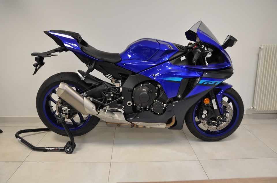 YAMAHA YZF 1000 R1 4