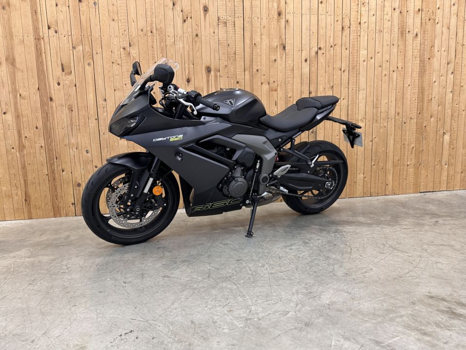 TRIUMPH 	DAYTONA 660 4