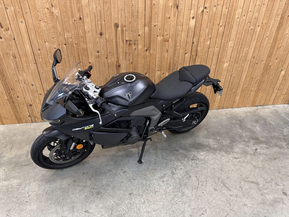 TRIUMPH 	DAYTONA 660 4