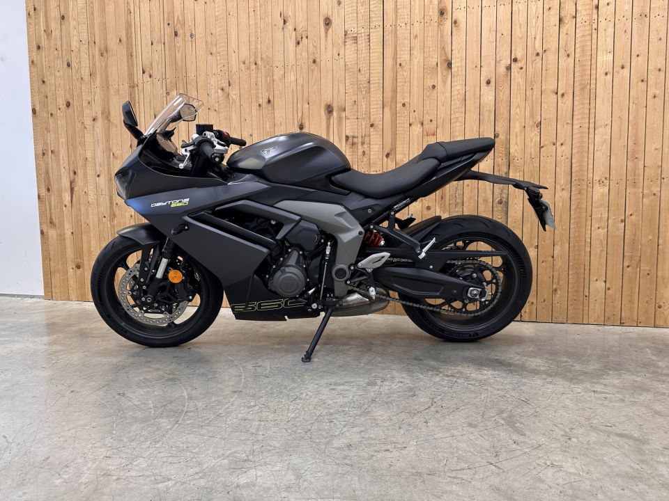 TRIUMPH 	DAYTONA 660 4