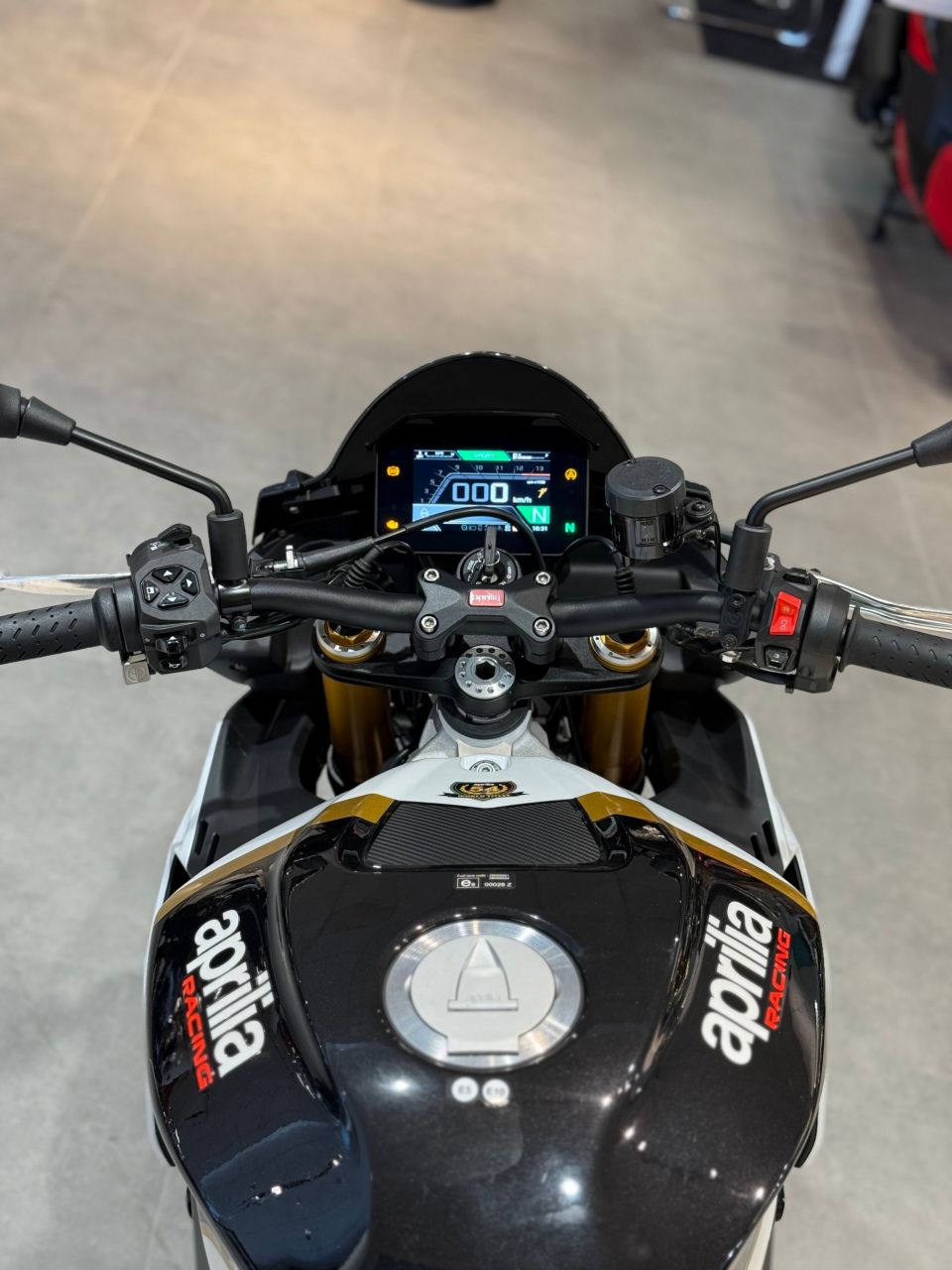 APRILIA TUONO 1100 V4 FACTORY 4