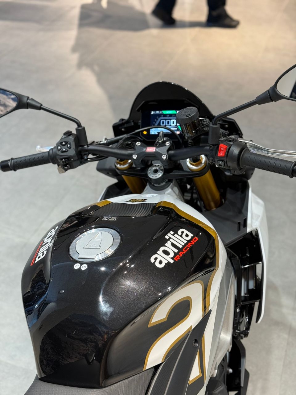 APRILIA TUONO 1100 V4 FACTORY 4