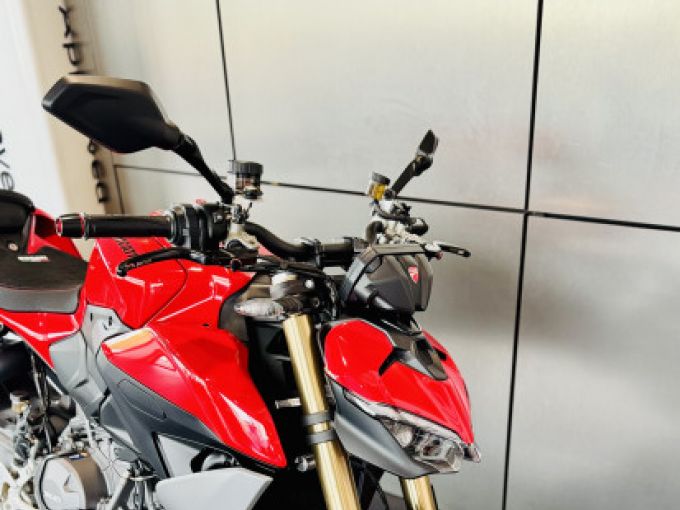 DUCATI STREETFIGHTER V2 4