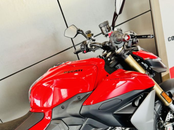 DUCATI STREETFIGHTER V2 4