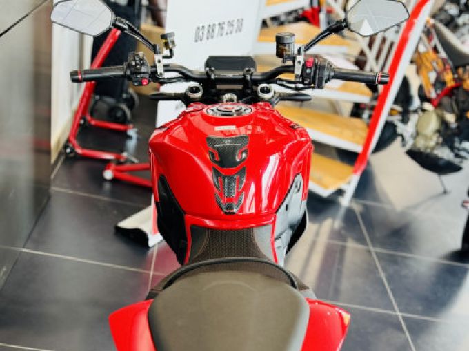 DUCATI STREETFIGHTER V2 4
