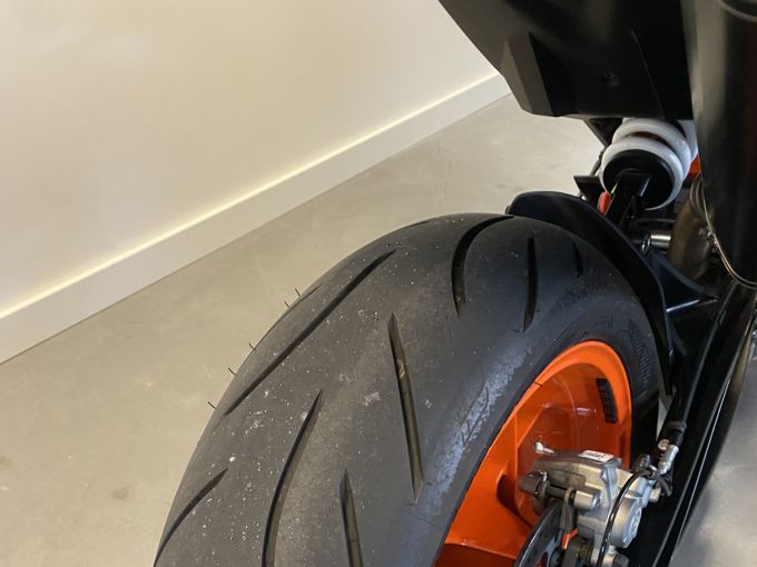 KTM 890 DUKE R 4