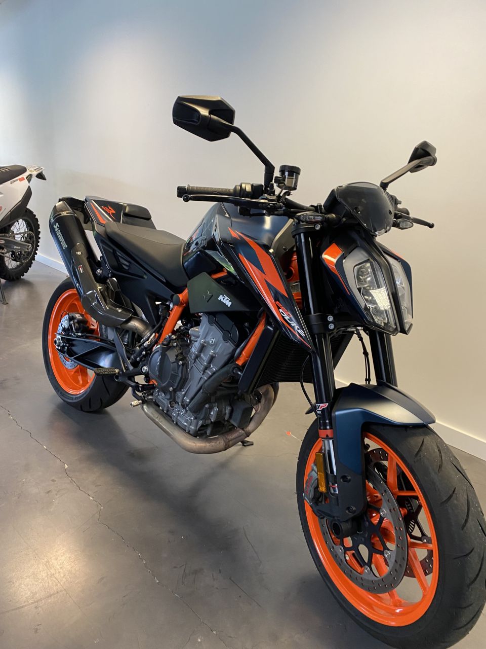 KTM 890 DUKE R 4