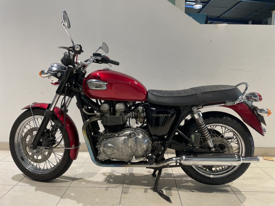 TRIUMPH BONNEVILLE 800 4