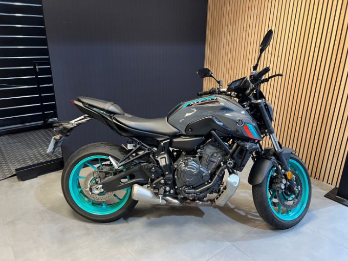 YAMAHA MT-07 4
