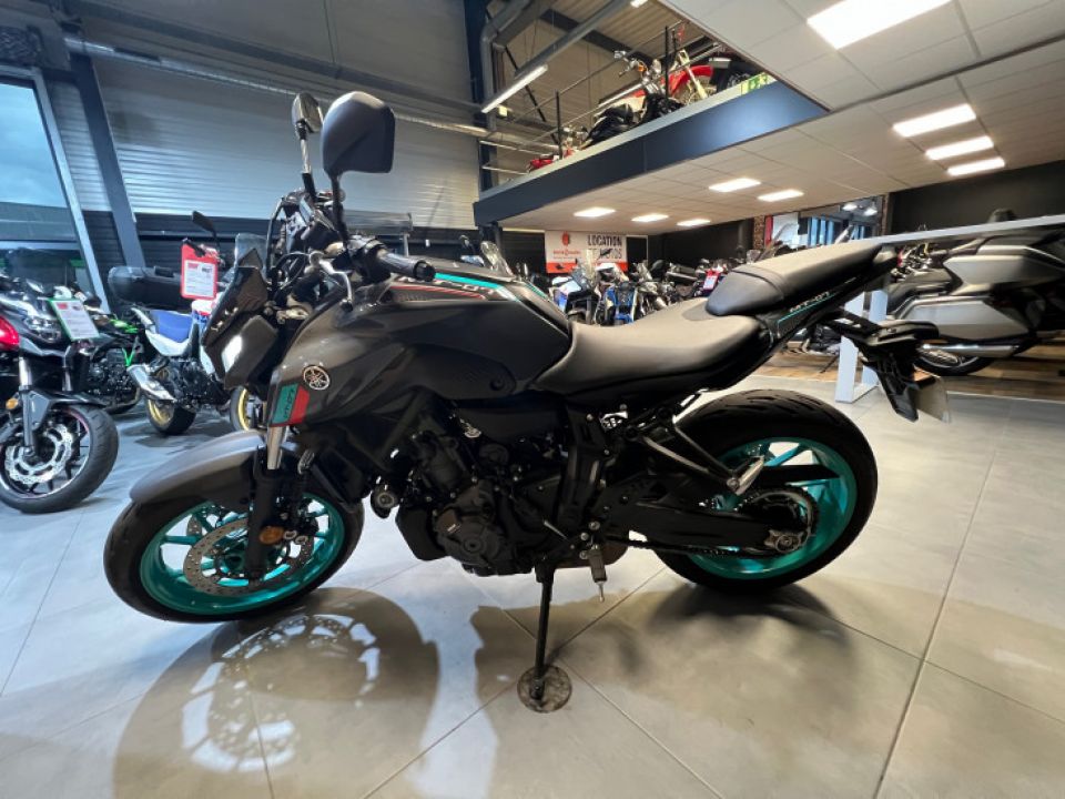 YAMAHA MT-07 4