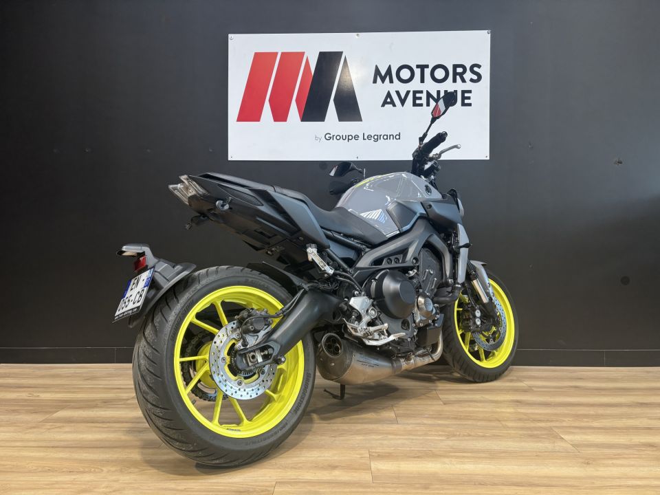 YAMAHA MT-09 4