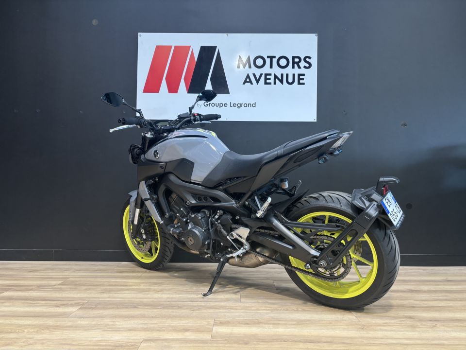 YAMAHA MT-09 4