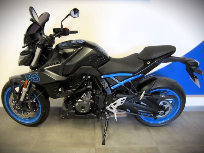 SUZUKI GSX-8S 4