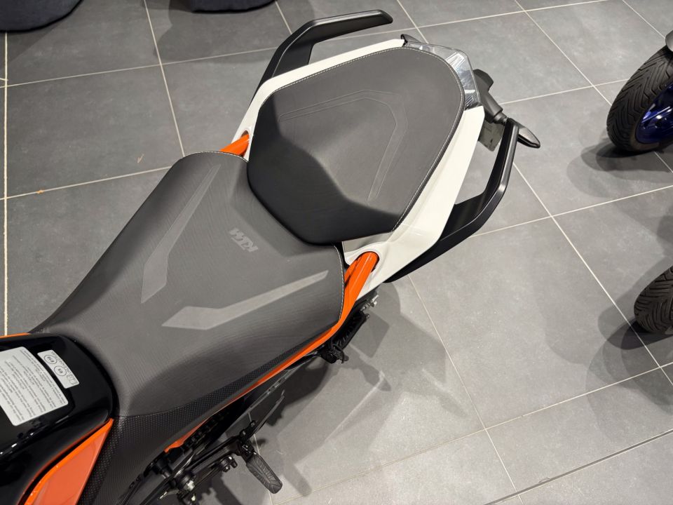 KTM 125 DUKE ABS 4