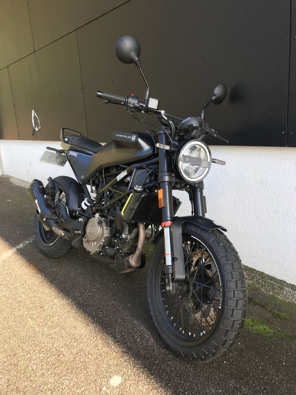 HUSQVARNA SVARTPILEN 125 ABS 4