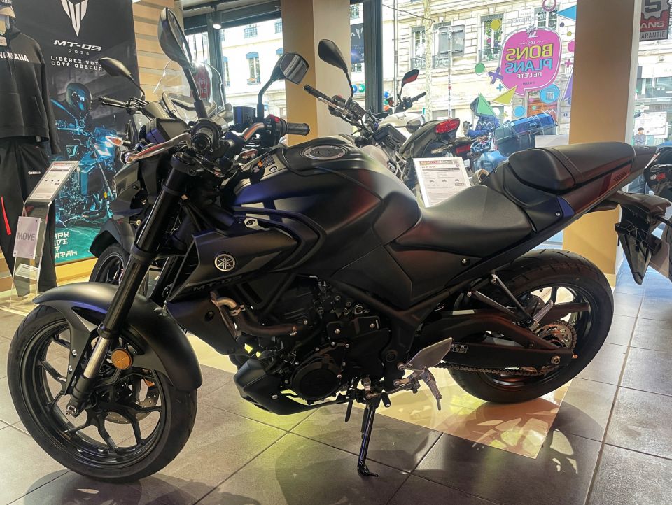 YAMAHA MT-03 4