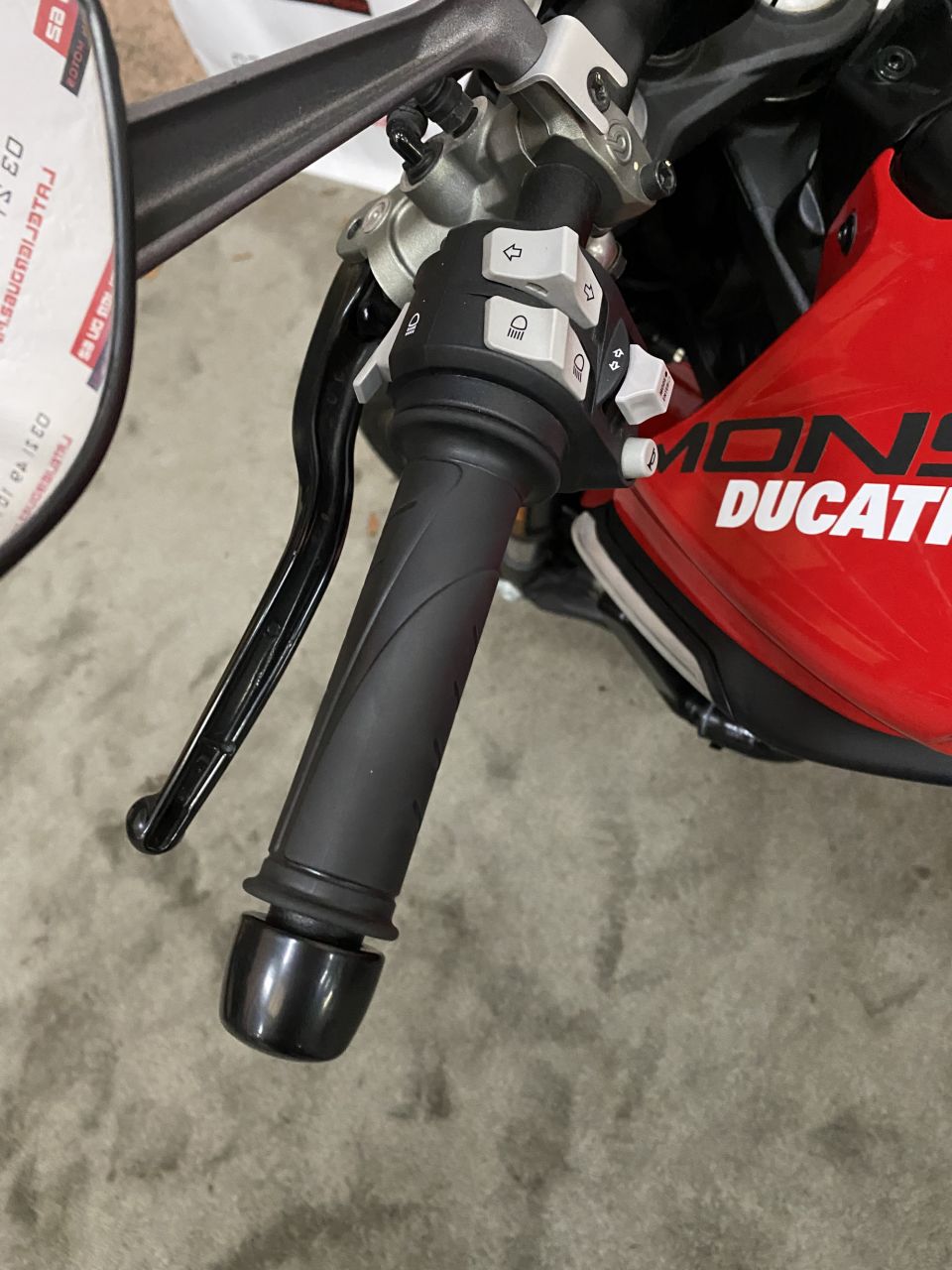 DUCATI MONSTER 937 4