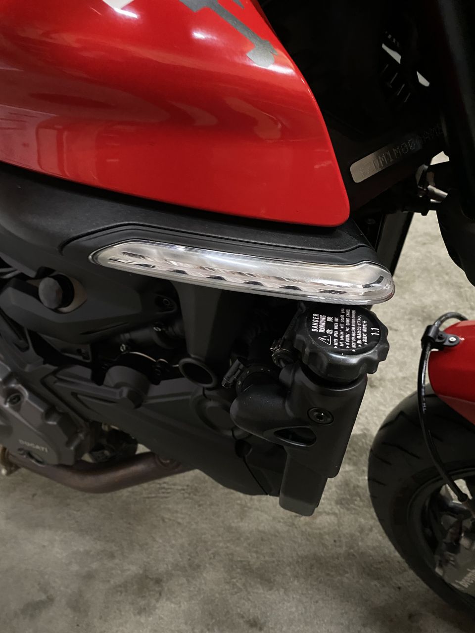 DUCATI MONSTER 937 4