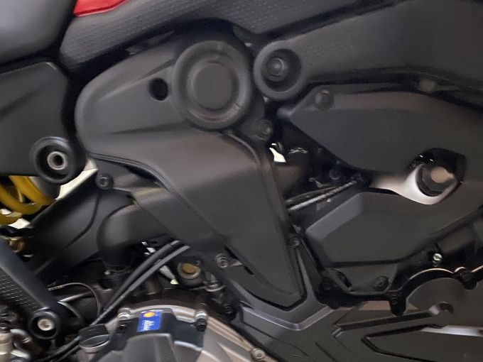 DUCATI MONSTER 937 4