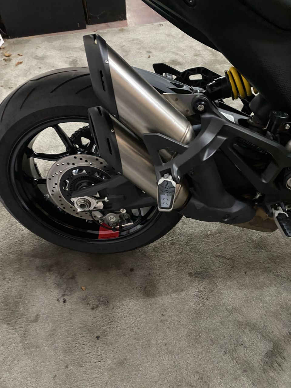 DUCATI MONSTER 937 4