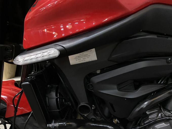 DUCATI MONSTER 937 4