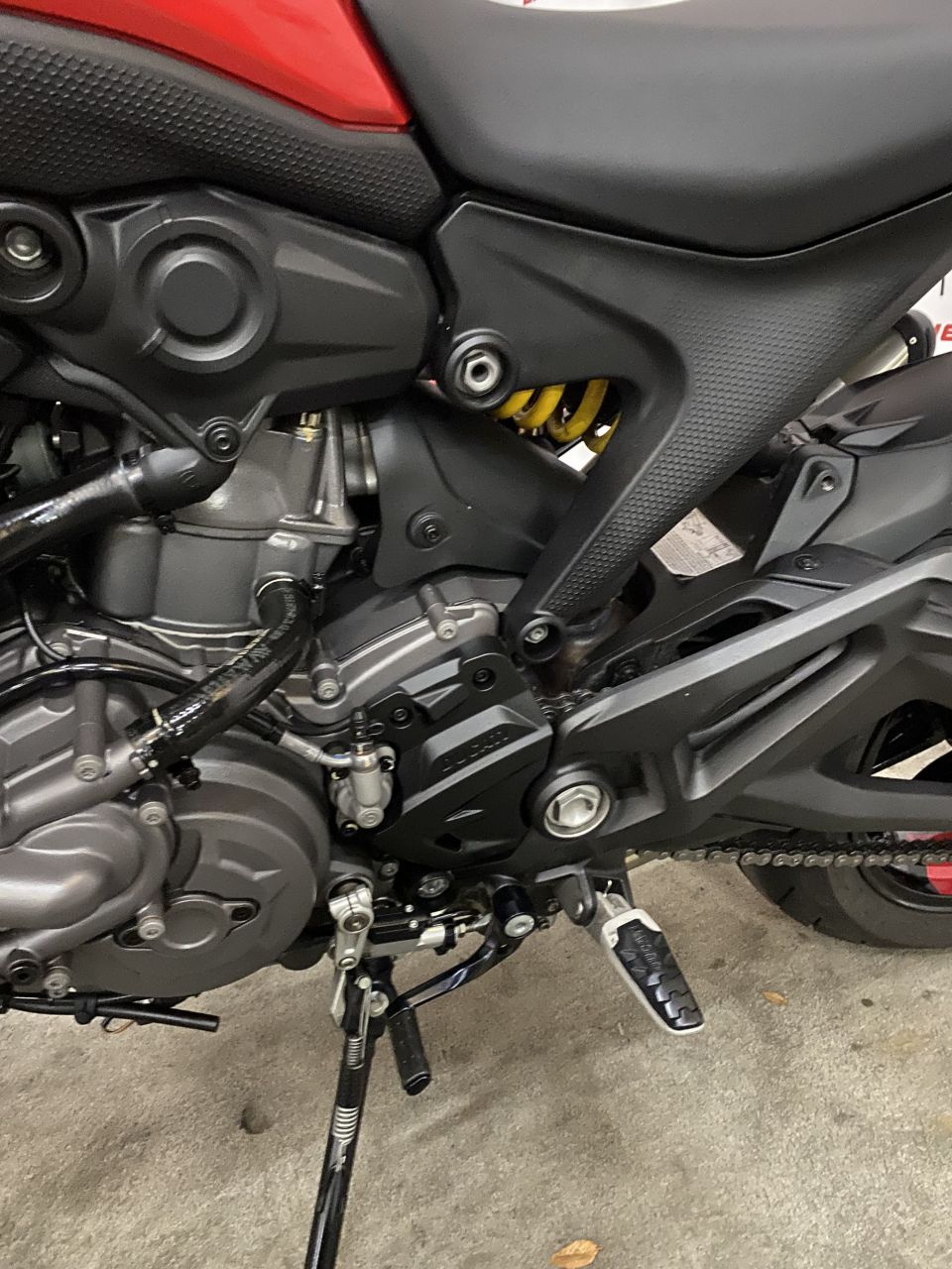 DUCATI MONSTER 937 4