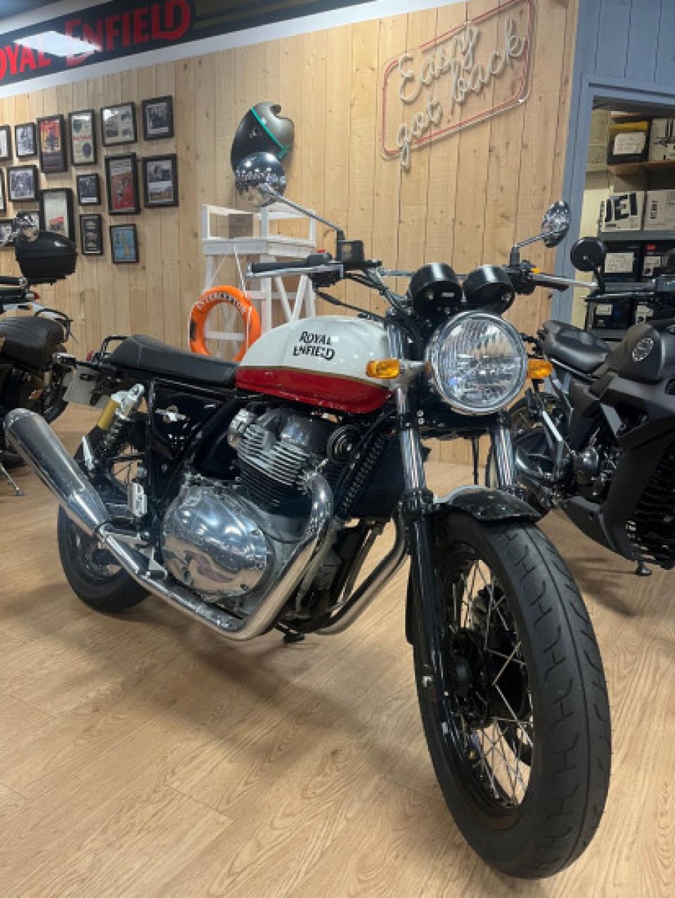 ROYAL ENFIELD Interceptor 650 4