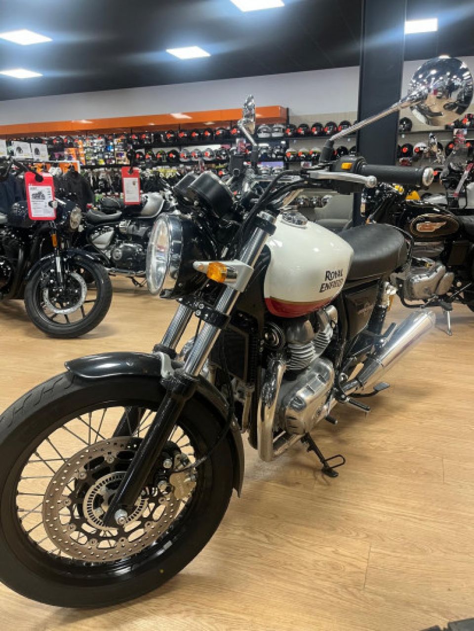 ROYAL ENFIELD Interceptor 650 4