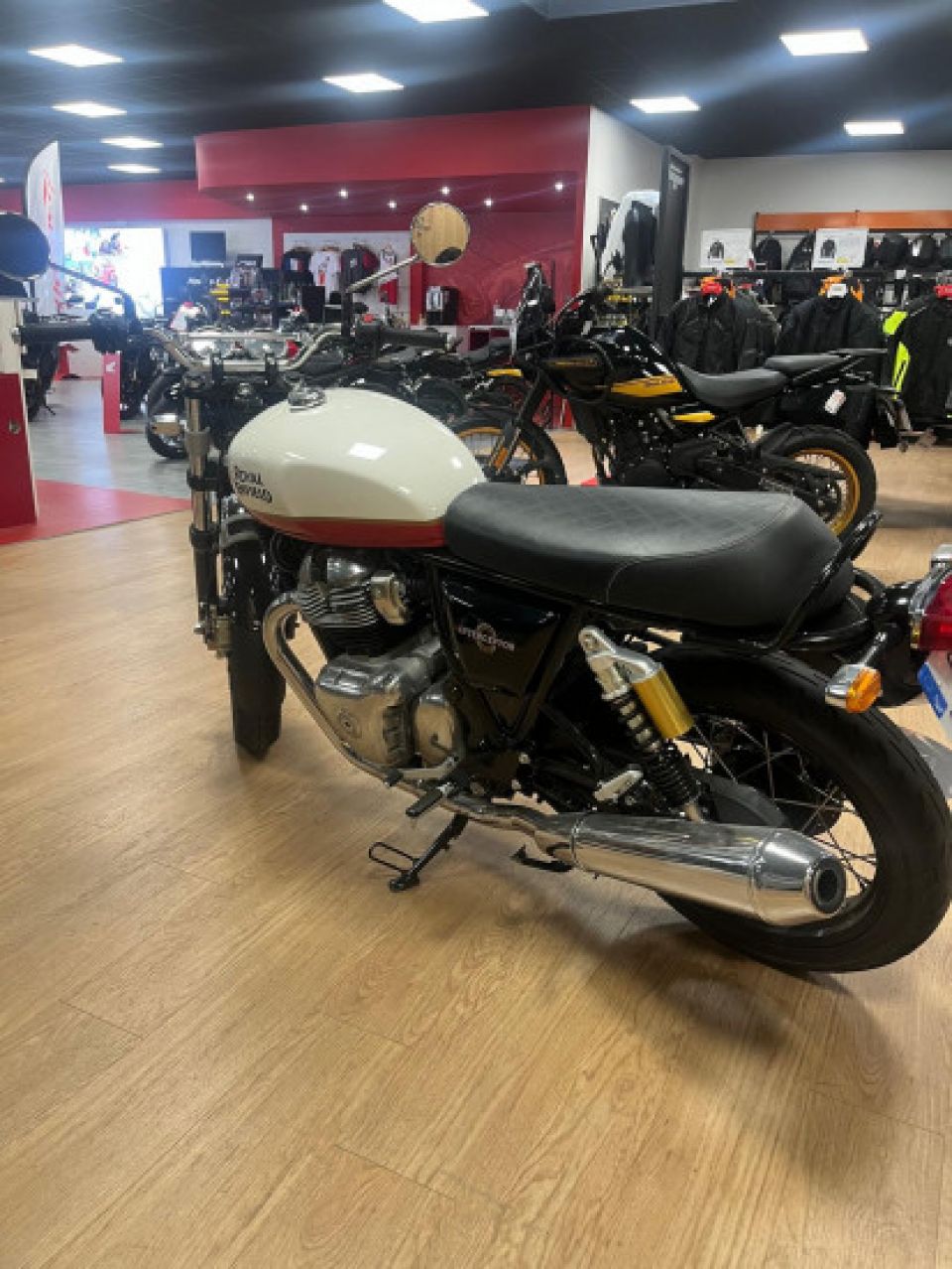 ROYAL ENFIELD Interceptor 650 4