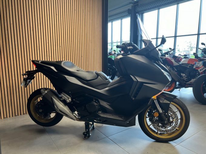 HONDA FORZA 750 4