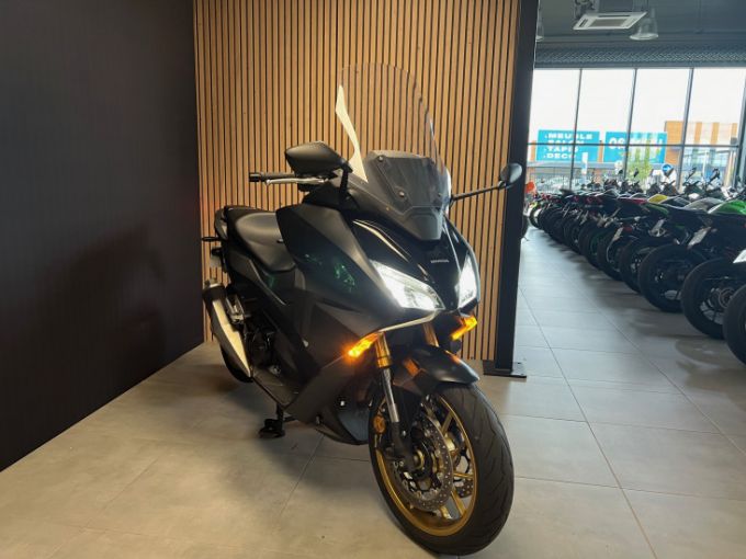 HONDA FORZA 750 4
